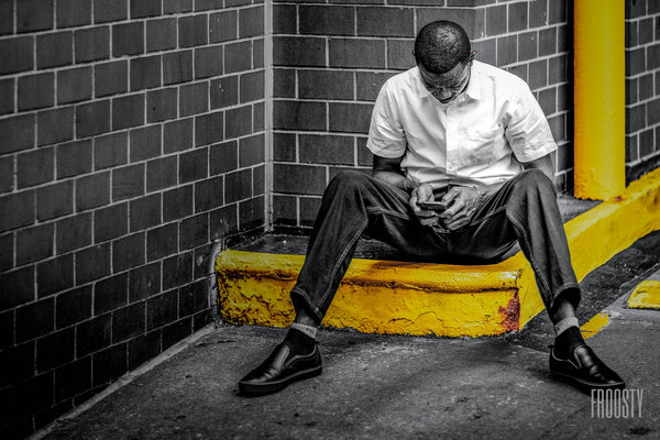 FROOSTY | Christian Kernchen - THE MAN WITH THE CELL PHONE - NEW YORK CITY - USA - America - Artwork - Kunstwerk - Artprint - Kunstdruck - Photography - Fotografie - Portrait - Aufnahme - colorkey - Street Photography - black and white - Schwarz Weiß - limited Edition - limitierte Auflage - Hahnemühle - frosty